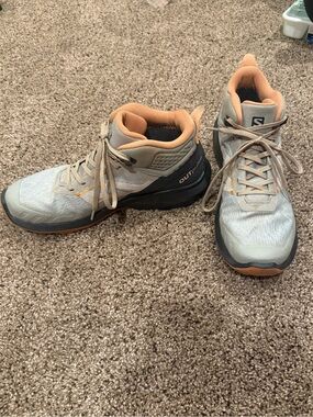 Salomon Women's OutPulse Mid Gore Tex  Trail Shoes - Light Gray & Tan